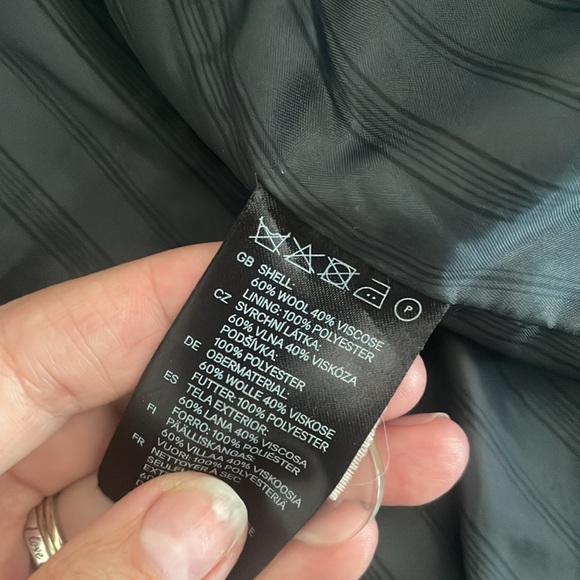 Warm peacoat from H&M, size 4, 60%wool, 40% viscose - Picture 6 of 9